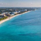 panoramic landscape aerial view of the tropical paradise of the cayman islands in the caribbean sea - Von Andy Morehouse