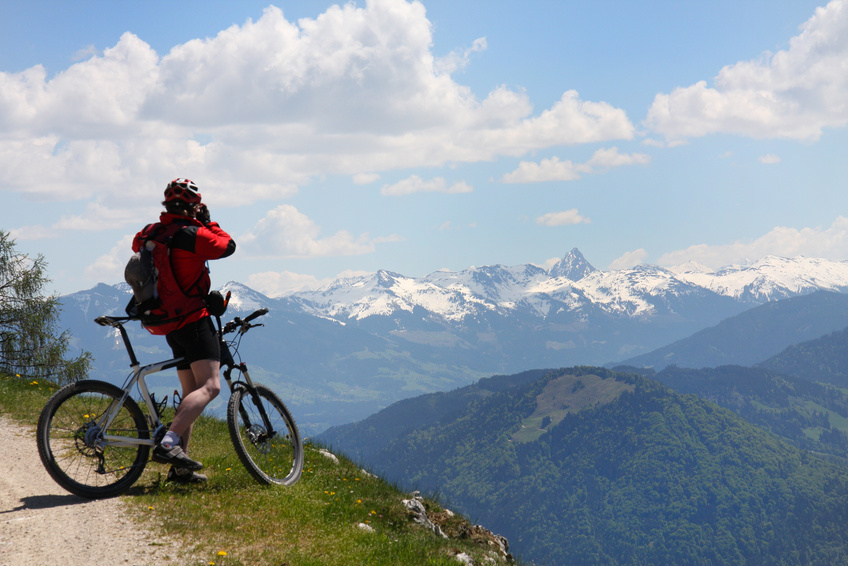 Radreisen & Radtouren - 7630282 - Mountainbiker und Panorama in den Alpen © Andreas Haertle